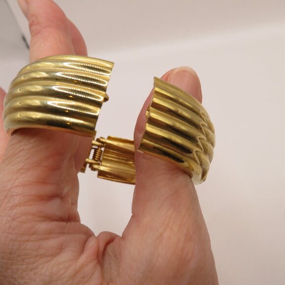 Vintage Elephant Bracelet Gold Tone - Picture 6 of 14